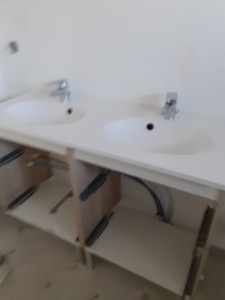 Photo de galerie - Pose de meuble et lavabo double et raccordement de robinet eau froide et eau chaude .