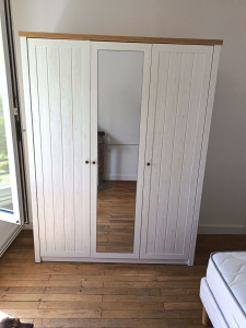 Photo de galerie - Après la penderie au tour de l'armoire Gisk à être montée et installée 