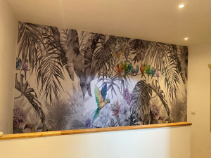 Photo de galerie - Poser les papiers peint sur la montée d’escalier