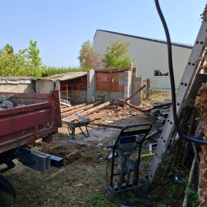 Photo de galerie - Demolition 
évacuation gravats 
avec benne 10m3 