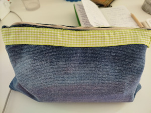 Photo de galerie - Trousse réalisée par mes soins avec un vieux jean.