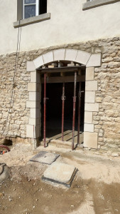 Photo de galerie - Création d’une ouverture en pierres blanches.