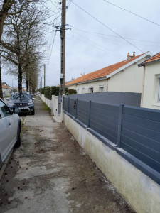 Photo de galerie - Pose d'une clôture aluminium sur muret.