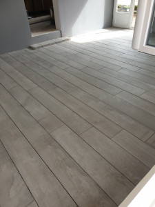 Photo de galerie - Pose carrelage imitation parquet 