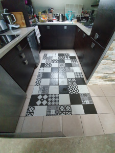 Photo de galerie - Incrustation final sol cuisine avec un carrelage différent 