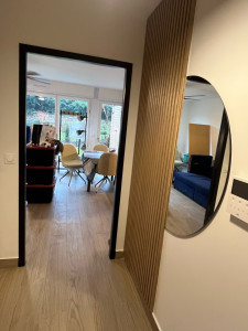 Photo de galerie - Montage d’un panneau en bois, modification du cadre de la porte et installation d’un ventilateur au plafond.