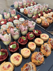Photo de galerie - Plateaux mignardises salées