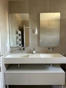 Photo de galerie - Installation d’une vasque suspendue avec 2 mitigeur encastré ainsi que 2 miroir