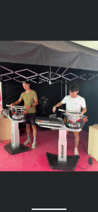 Photo de galerie - En blanc, c’est moi, en train de corder une raquette de tennis ! Je suis affilié aux tournois locaux pour le cordage. J’adore le travail précis : tension au demi-kilo près, nœuds propres et alignement nickel