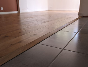 Photo de galerie - Parquet collé avec seuil suisse 