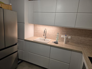 Photo de galerie - Poses d'un plan de travail et crédence. Je suis repassé derriere un sois disant PRO qui a pris l'argent  mais n'a jamais fini le chantier. 