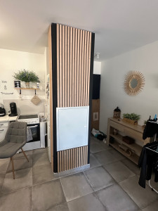 Photo de galerie - Pose et découpe de panneaux en tasseaux de bois