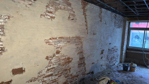 Photo de galerie - Application d’enduit aspect rustique sur mur en foraine après hydro gommage 