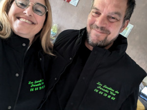 Photo de galerie - Pascal sur le terrain pour embellir vos espaces verts 
Éléonor en soutien pour vos devis et conseils 
