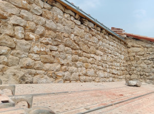 Photo de galerie - Piquetage en vu de préparation d'enduit 