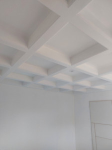 Photo de galerie - Plafond à caisson rénové et peint en blanc avec murs.