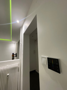 Photo de galerie - Ruban led connecté avec commande murale ou par smartphone + installation de spot lumineux. 