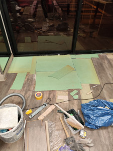 Photo de galerie - Pose de parquet avec feutrine pendant 