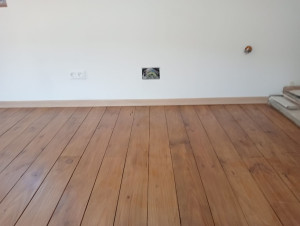 Photo de galerie - Pose et lasure parquet massif