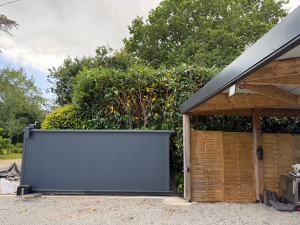 Photo de galerie - APRÈS taille et dégagement derrière portail et CarPort