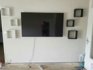 Photo de galerie - Fixation support TV  et des cubes 