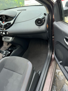 Photo de galerie - Lavage auto d’une Renault Twingo, un lavage qui a pris environ 2h car l’ensemble des tissus de sièges et tapis étaient à traiter 