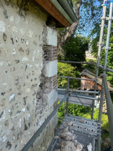 Photo de galerie - Rénovation complète d'un mur en silex / pierre