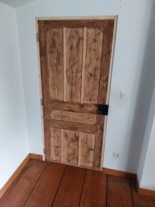 Photo de galerie - Fabrication d un dormant ferrage dune ancienne porte en cohesion avec la batisse existante