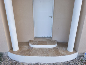 Photo de galerie - Pose de travertin finition des pote peinture ainsi contre marche