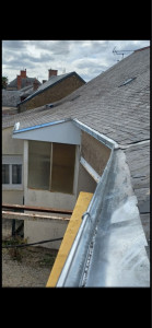 Photo de galerie - Après travaux. Pose de gouttières et de doublis en zinc avec crochets et habillages en ardoises.