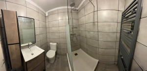 Photo de galerie - Rénovation complète d’une salle de bain, suppression baignoire, mise en place douche, isolation, carrelage du sol aux murs, robinetterie etc