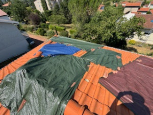 Photo de galerie - Bâchage d’urgence après les grêles de Saint-Just Saint Rambert