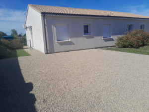 Photo de galerie - Création d un parking 
désherbage
pose de géotextile 
pose gravier 