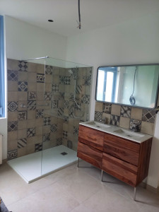 Photo de galerie - Réalisation d'une salle de bain isolation peinture douche , double vasque