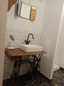 Photo de galerie - J'ai entièrement fait la salle de bain en mode vintage. avec carreaux hexagonaux au sol et carreaux de métro au mur. j'ai moi même réalisé le meuble de salle de bain à partir du ancienne machine à coudre 
