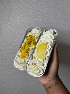 Photo de galerie - Génoise moelleuse, chantilly mascarpone maison , coulis maison* et topping au choix : nutella, bueno, fraise, caramel, coco, passion, citron et pêche 
