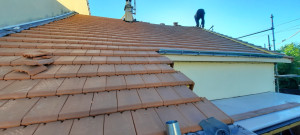 Photo de galerie - La renovation d’une toiture par du neuve, comprend remplacement des chevrons pourris, remplacement des liteaux , remplacement de l’isolation neuve, remplacement des gouttières neuves, pose d’un écran sous toiture, la reprise de pied de cheminée 
