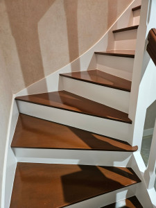 Photo de galerie - Escalier en glycéro blanc avec marche teinté 