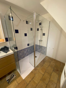 Photo de galerie - Rénovation salle de bain, transformation d’une baignoire en douche 