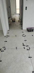 Photo de galerie - Pose carrelage 90x90 avec croisillons auto nivlan 