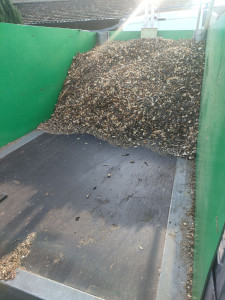 Photo de galerie - « Remorque remplie de branches de fruitiers broyées : un broyage fin sans feuilles, idéal pour valorisation ou paillage. »