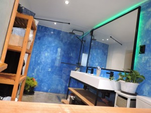 Photo de galerie - Rénovation salle de bains stuc tradi  mural est bétons ciré au sols meuble sur mesure bois/acier