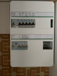 Photo de galerie - Changement du tableau en conservant à la demande du client l’ancienne parti des disjoncteur Legrand! 