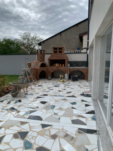 Photo de galerie - Pose de carrelage mosaïque extérieure et création barbecue et four à pizza