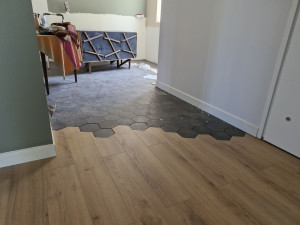 Photo de galerie - Pose d'un parquet contre un carrelage nid d'abeille. 