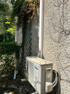 Photo de galerie - Déplacement et re pose d’un mono split Daikin , changement des liaisons frigo et réutilisation de l’ancien support et de l’ancienne goulotte.