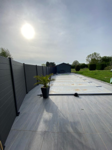 Photo de galerie - Clôture composite sur terrasse 