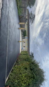 Photo de galerie - Parking en enrobé noir avec bordure et pose pilier de portail 