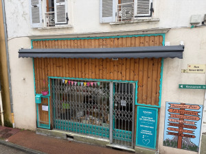 Photo de galerie - Pose d’un store banne 6x3 sur une devanture magasin