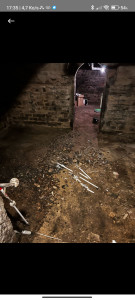 Photo de galerie - Nettoyage d'une cave : passage du sol au tamis remplissage des sacs à gravats et ratissage du sol 
